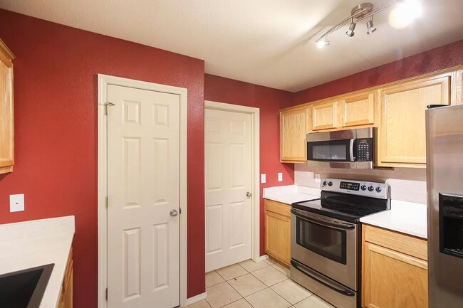 Building Photo - Chic 3-Bedroom Gem with Modern Kitchen & S...