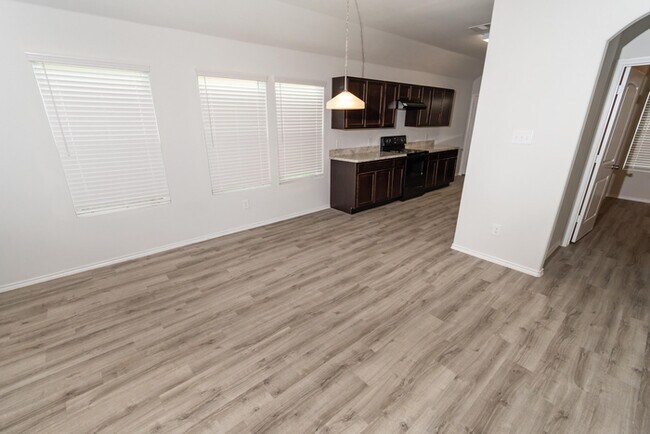 Foto del edificio - 4035 Silver Ranch Rd