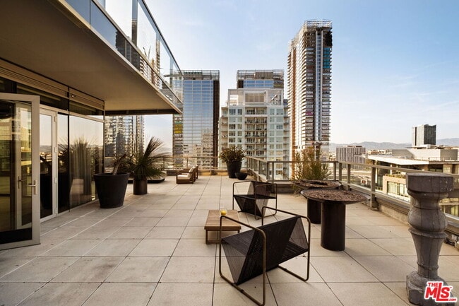 Foto del edificio - 1155 S Grand Ave