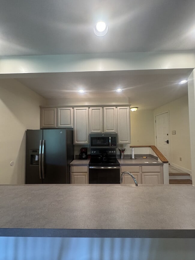 Building Photo - Charming furnished ground level Mountain Condo.