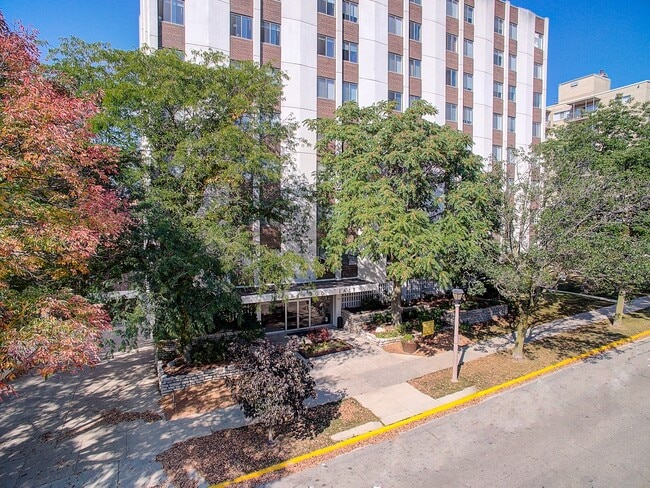 Building Photo - Shorewood East Apartments