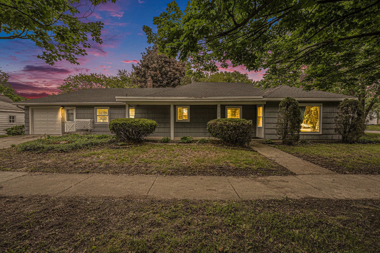 Primary Photo - 2566 Spring Ave NE