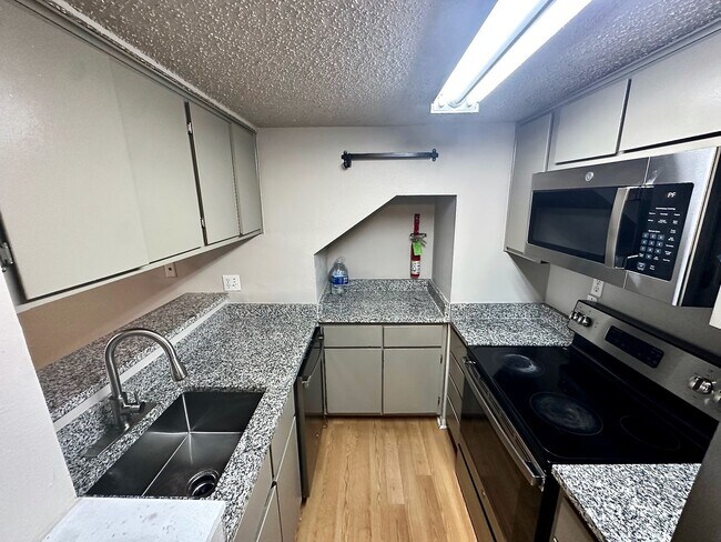 Foto del edificio - ***West Campus Apartment for Rent * Pet Friendly * Walk to UT Campus * On Bus Route * Spacious * ...