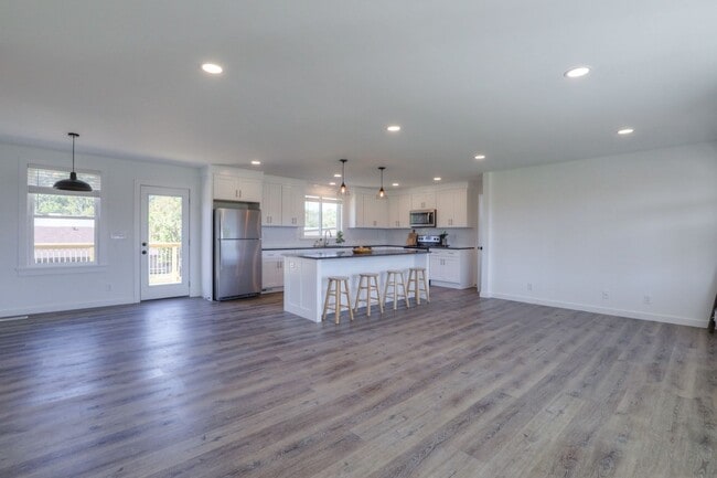Building Photo - **STUNNING RENOVATION A MUST SEE**
