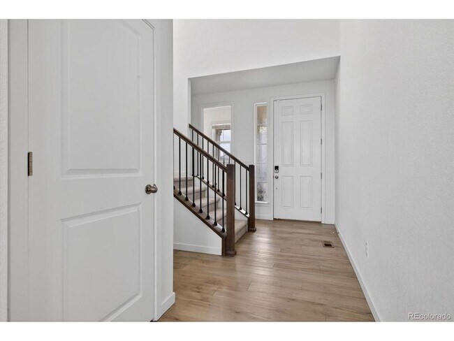 Foto del edificio - Spacious & Bright, Multi-Level 3BR 3BA in Commerce City w/ Private Yard!