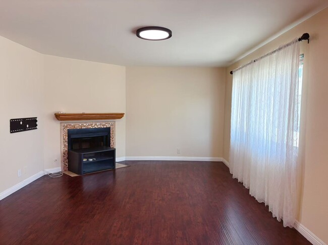 Living - 4340 Muscatel Ave