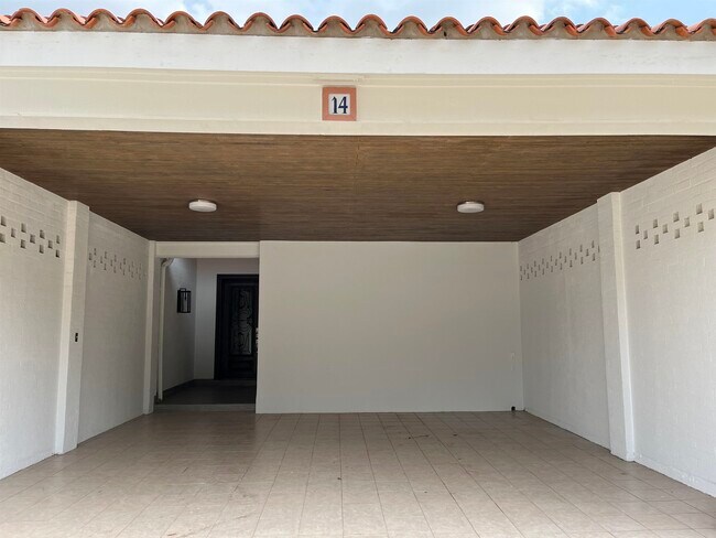 Foto del edificio - 1800 Country Club Dr
