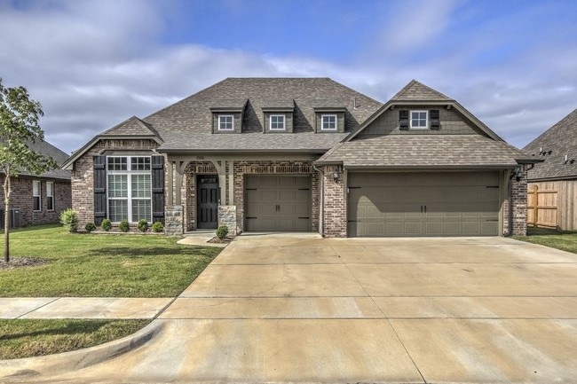 Building Photo - 4 bedroom with 3 car garage in Glenn Abbey.