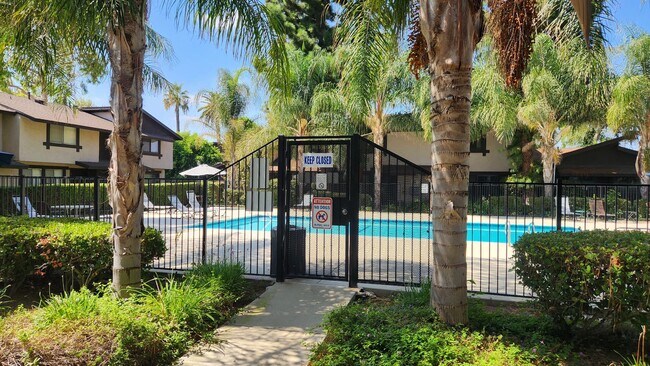 Foto del edificio - 7552 Corbin Ave