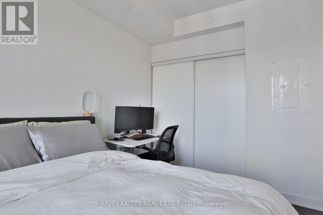 Building Photo - 27 Bathurst St