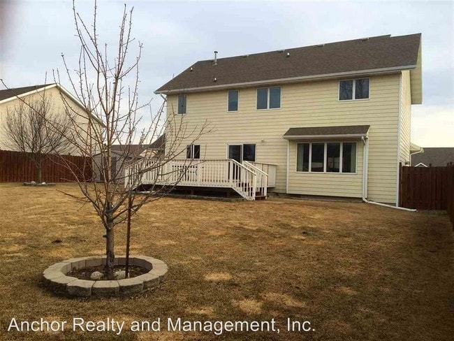 Building Photo - 913 16th Ave SE