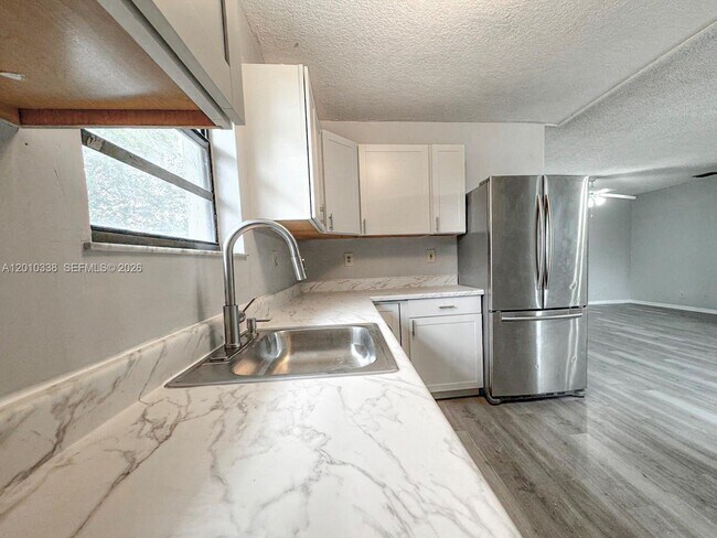 Foto del edificio - 10947 NW 45th St