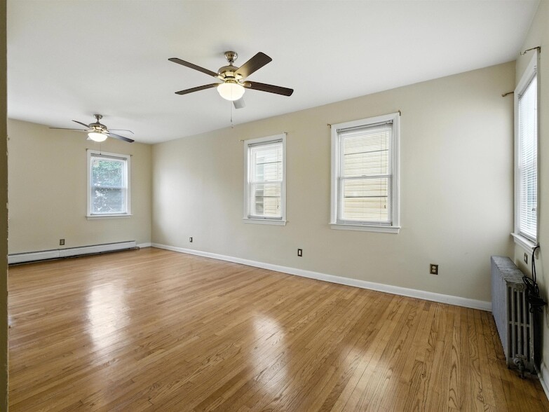 Primary Photo - 32 Gardner Ave