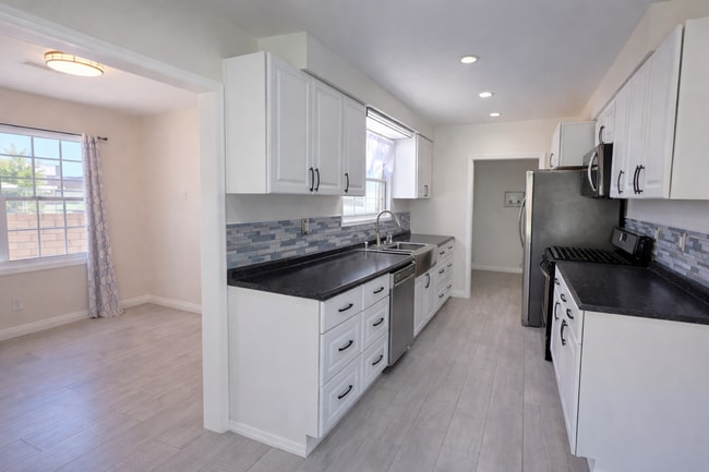 Building Photo - Beautiful 4 bed 3 bathroom