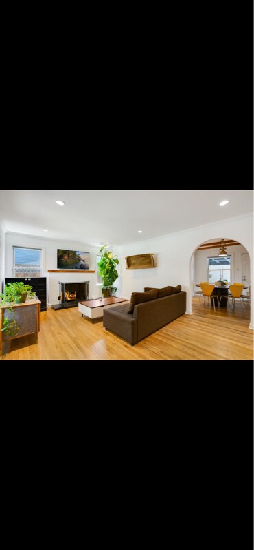 Building Photo - 463 Menker Ave