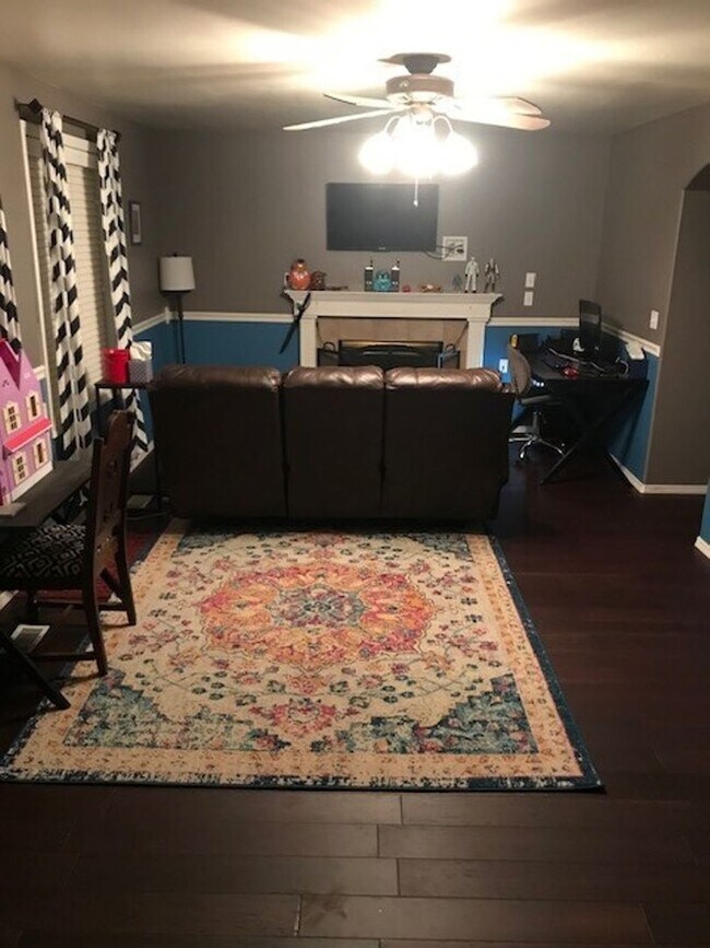 Building Photo - 4 bed, 3 bath well appointed home with top...