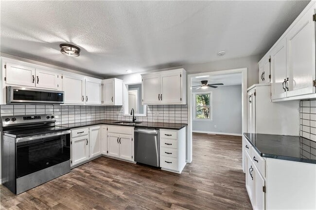 Building Photo - 7036 Hunter St