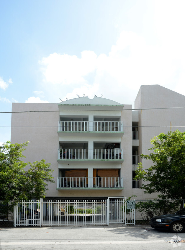 Building Photo - 2621 NW 23rd Ct