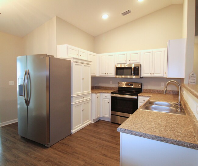 Foto del edificio - Coming Soon! 3 Bedroom Duplex with Garage!