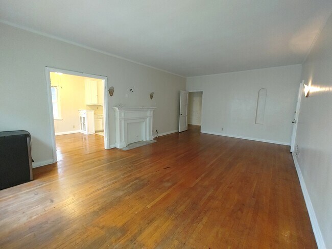 Building Photo - 445 Kelton Ave