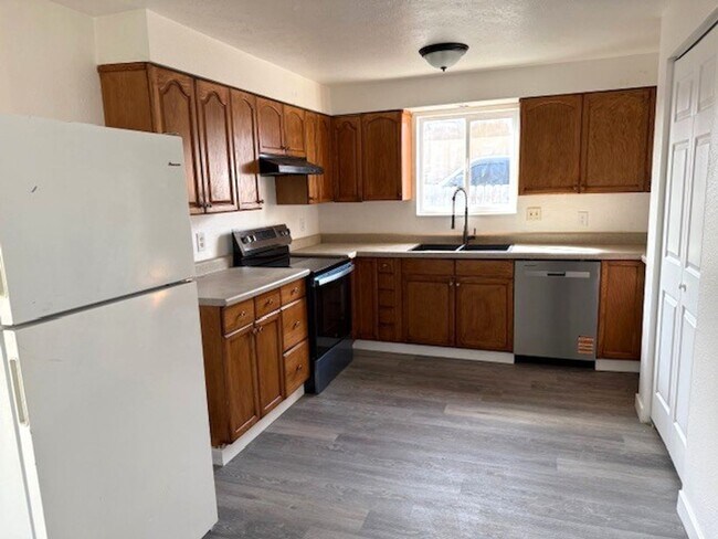 Foto del edificio - 5 bedroom home in Elko