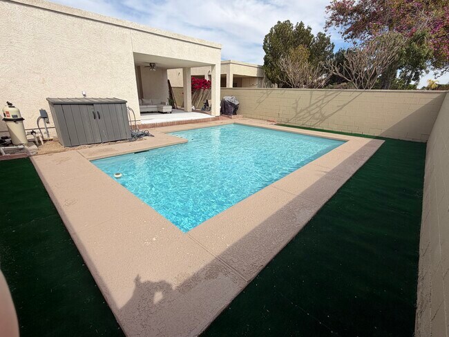 Building Photo - 729 W 37th St