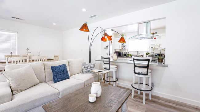 Foto del edificio - 8745 Valjean Ave