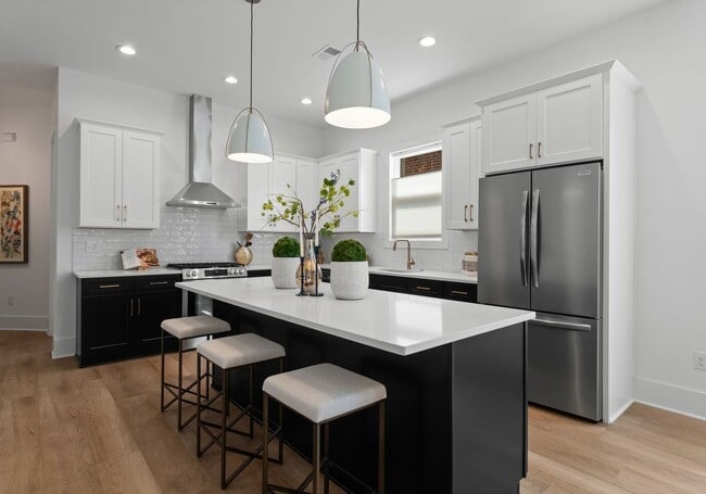 Building Photo - 2004 St John St