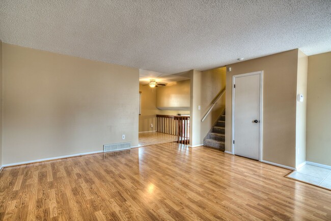 Building Photo - 3 bed 2 bath 2 car, Central Location, Moun...