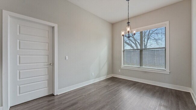 Foto del edificio - "Charming 4-Bed Oasis with 2 Full Baths in Prime Fayetteville Location – 1800 Sq Ft of Comfort!"