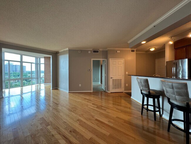 Foto del edificio - Bright 1 Bed 1 Bath Condo With Sunroom In ...