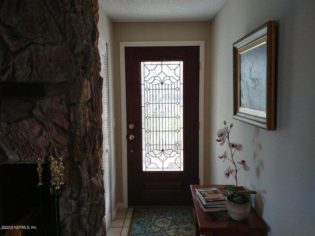 Building Photo - 501 Robles Ln