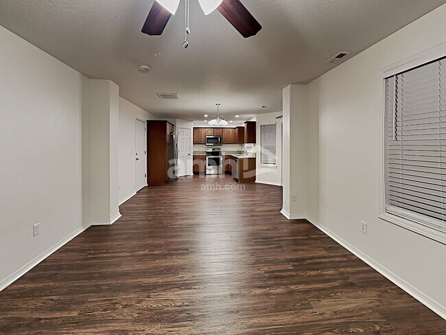 Foto del edificio - 2624 N Kristy Ave