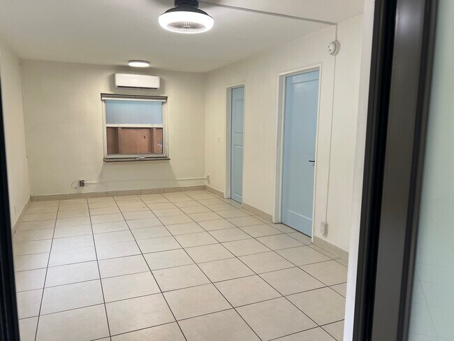 Sala de estar - 1301 NE 6th St