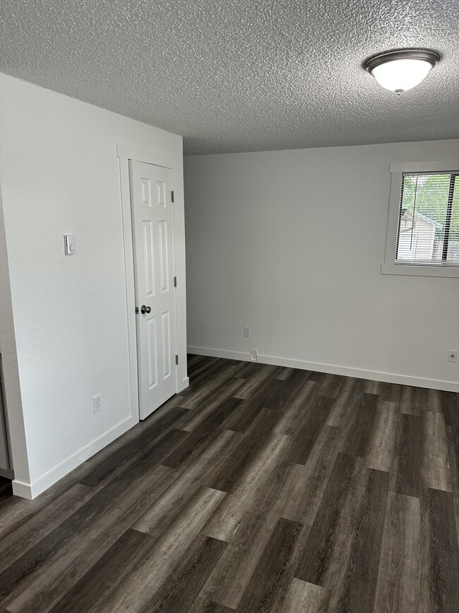 Building Photo - 826 W Mansfield Ave