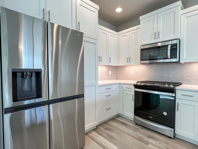 Building Photo - Stylish 3-Bed, 2.5-Bath Townhome with Priv...