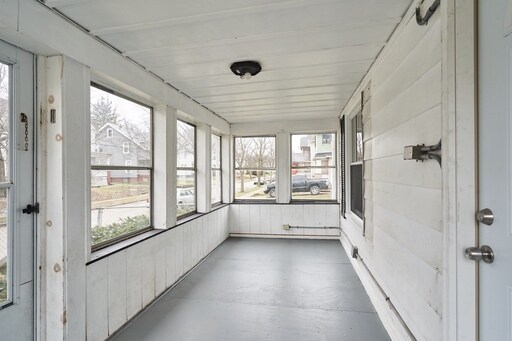 Building Photo - Large 4 Bedroom Renovated Home