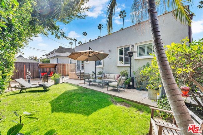 Building Photo - 326 N Doheny Dr