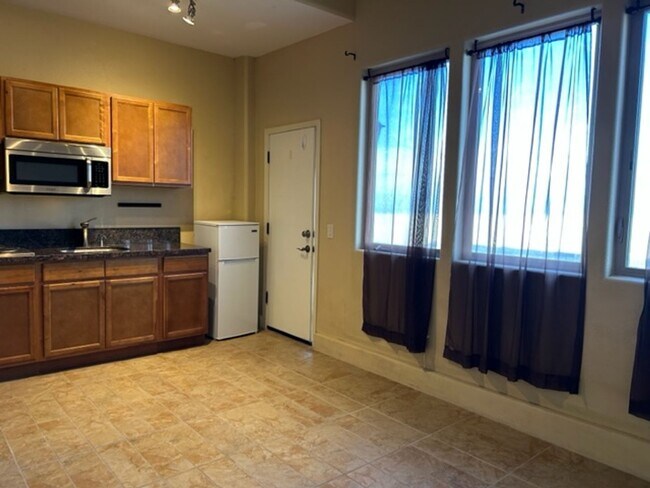 Building Photo - Mandalay Shores - OS