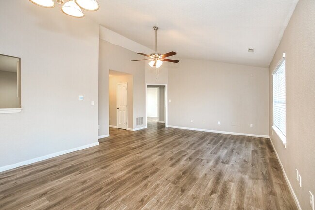 Foto del edificio - 6566 Crossbridge Dr