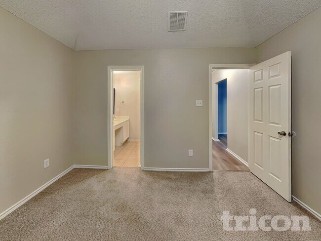 Building Photo - 1704 Fern Dr