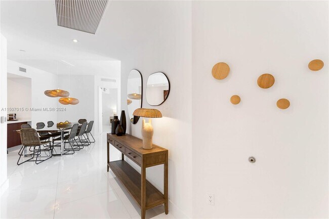 Foto del edificio - 15811 Collins Ave