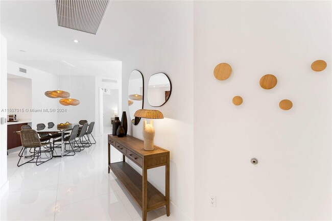 Building Photo - 15811 Collins Ave