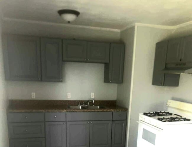 Building Photo - 402 Holiday Dr