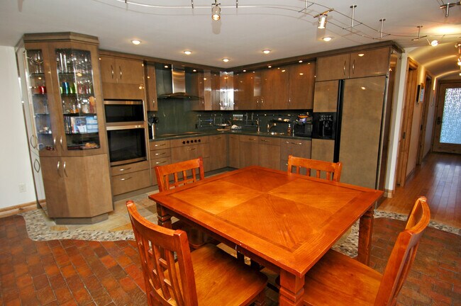 Building Photo - 124 W Hyman Ave