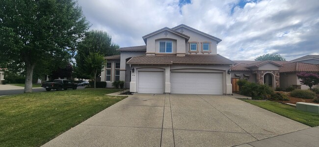 Building Photo - 5 Bedroom Home Behind the Gate of Wisteria Place