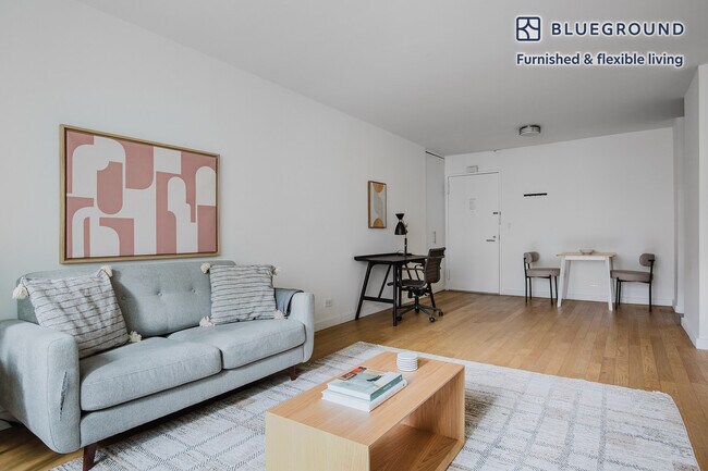 Foto del edificio - 230 W 55th St