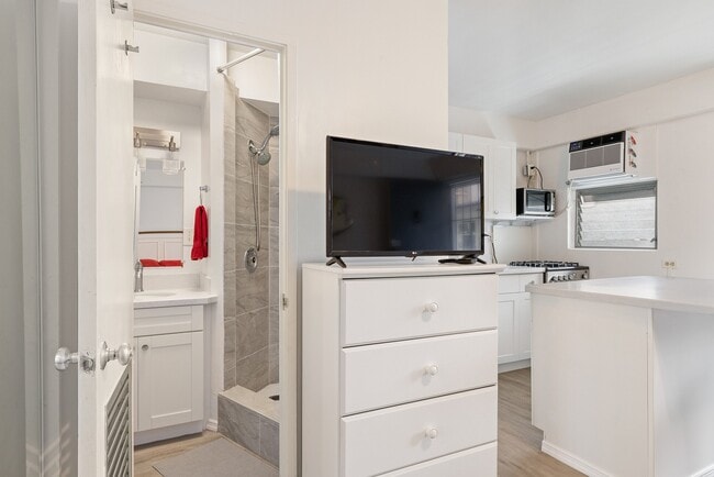 Building Photo - Fully Furnished Studio, 1 Bath. NO parking. Electric water and sewer are included in the rent.