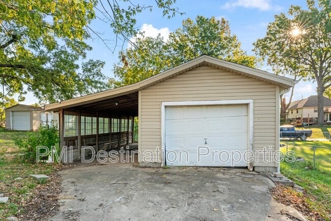 Building Photo - 8213 Raytown Rd
