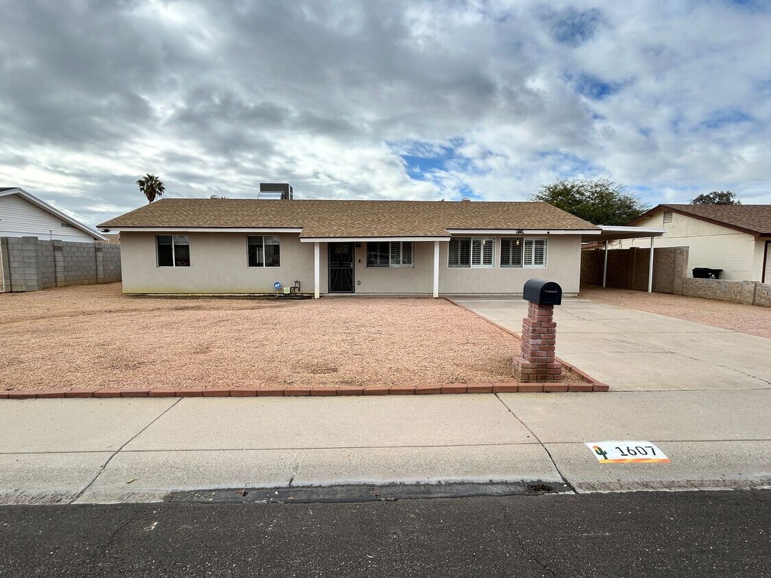 Primary Photo - Heavily Upgraded N. Phx 4/2 w/Pool + 1 Car...